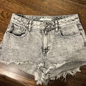 Frayed denim shorts